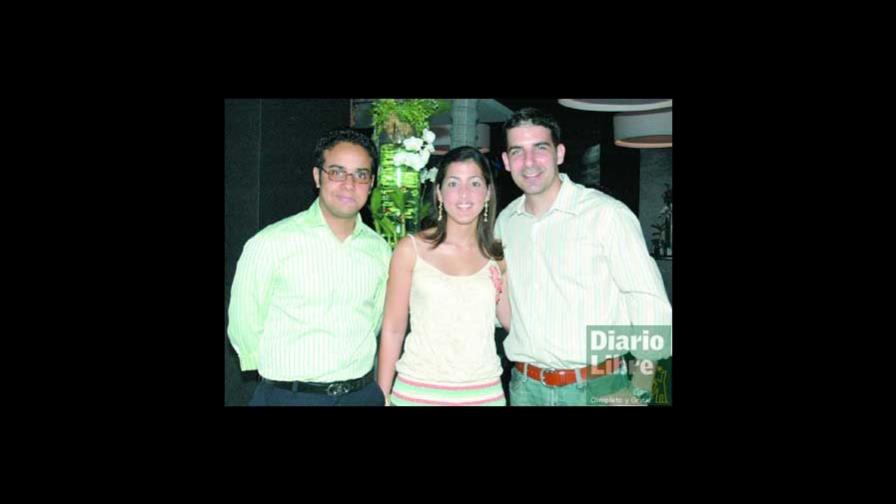 Cigarrillos Kent en noche con clientes