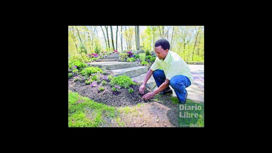 Pedro encuentra la paz en las flores de su jardín y Carolina