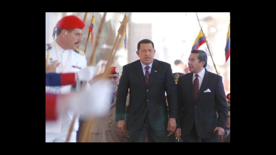 Chávez cambia el rojo por azul para ofrecer imagen menos radical