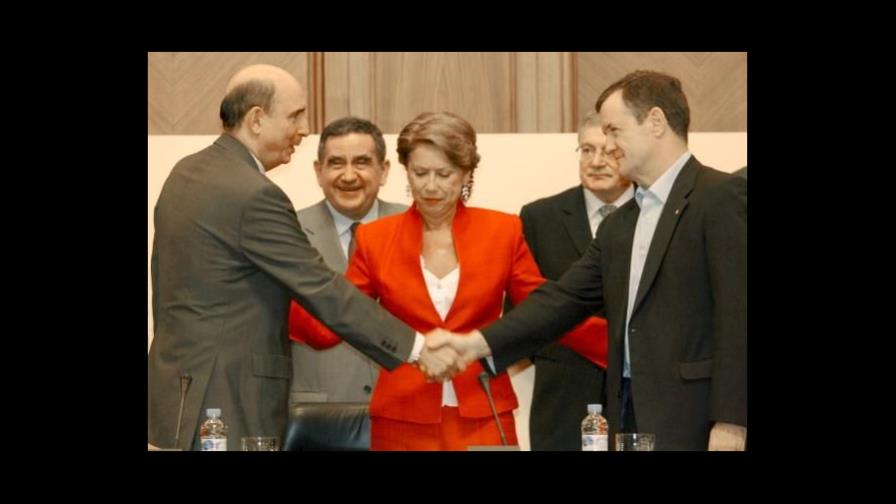 Iberia y sindicato pilotos firman acuerdo que suspende la huelga