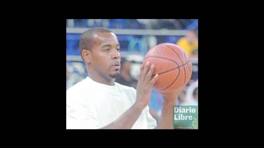 Discreto debut de Luis Flores con Hornets en pretemporada