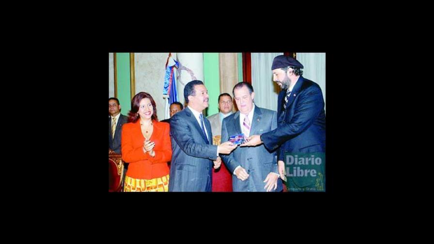 Juan Luis Guerra dona al Estado Canto a la Patria