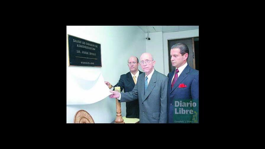 Dedican instalaciones a dos destacados galenos