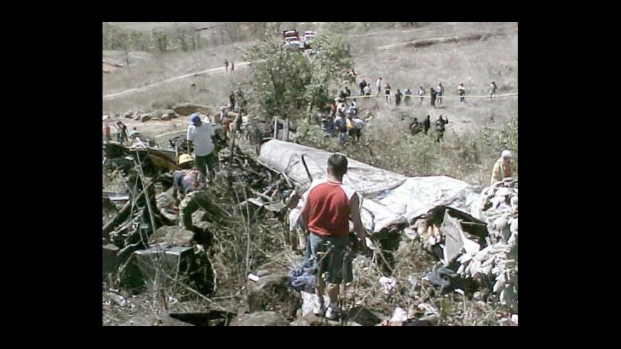 Sube a 63 número de muertos al caer autobús a barranco en México