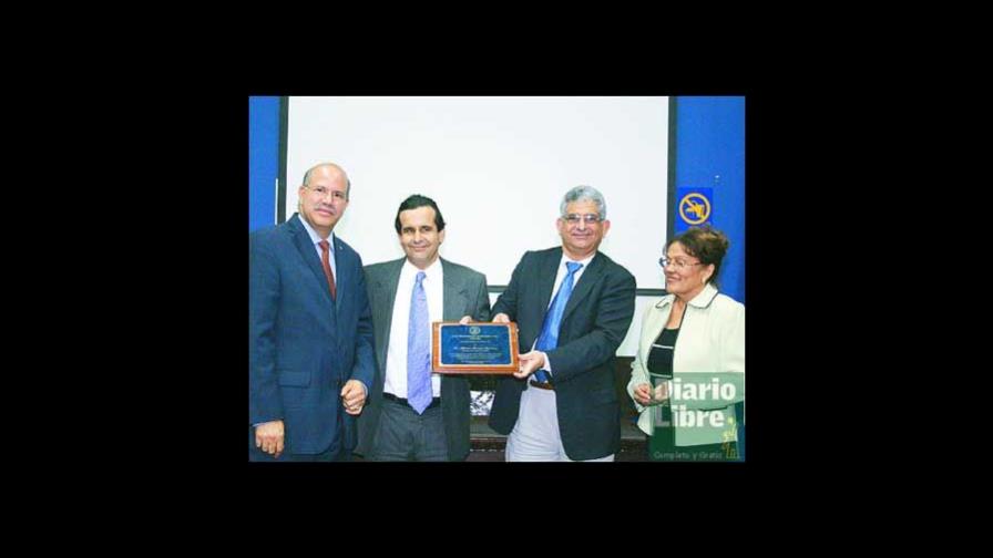 Reconocen al fundador de las empresas Bon por sus aportes al medio ambiente