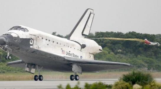 Transbordador Discovery aterriza con éxito