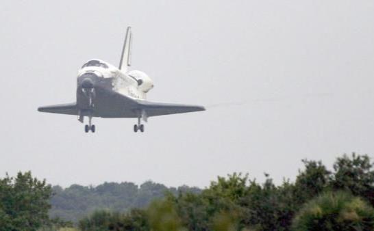 Transbordador Discovery aterriza con éxito