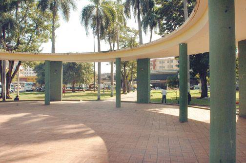 Parque Braulio Alvarez en proceso de remozamiento