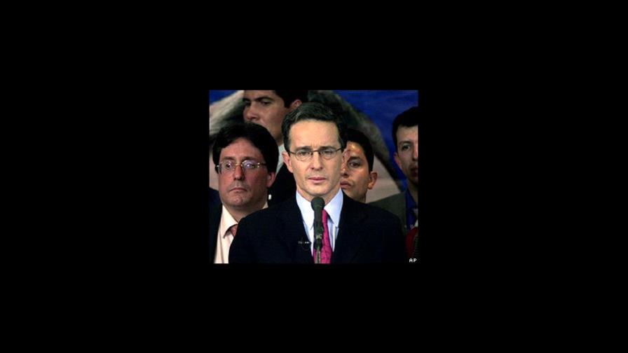 Paramilitares dicen que contribuyeron con dinero a la reelección de Uribe