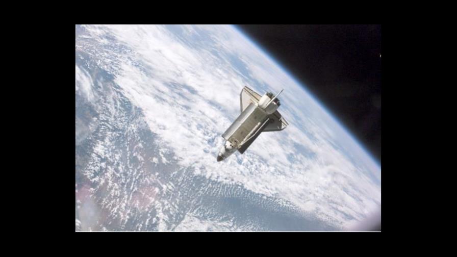 Astronautas ven más objetos flotando cerca Atlantis Astronautas ven más objetos flotando cerca Atlantis