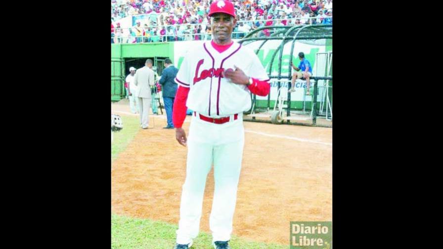 T. Martínez da béisbol de los pies a la cabeza