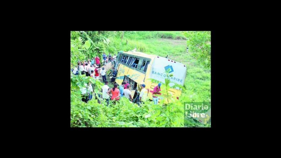 Autobús de Caribe Tours se accidenta autopista Duarte
