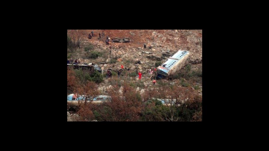 44 muertos al caer tren en barranca en Montenegro