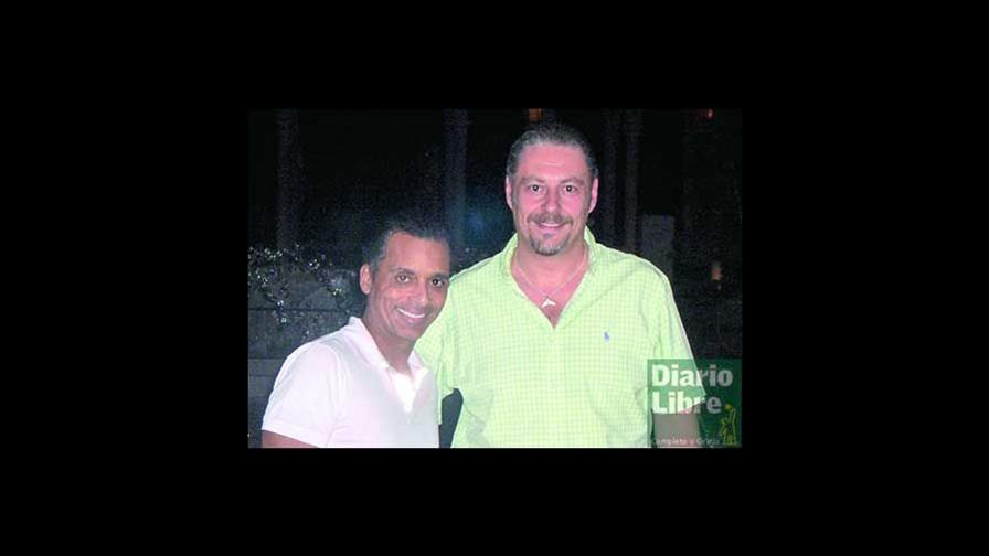 Jon Secada vacaciona en refugio de Bávaro