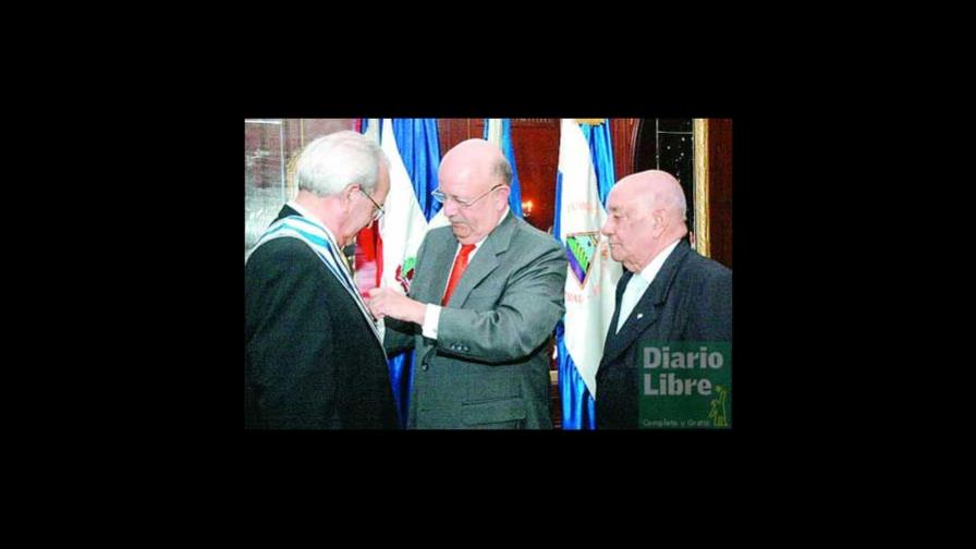 El Gobierno condecora a embajador de Nicaragua