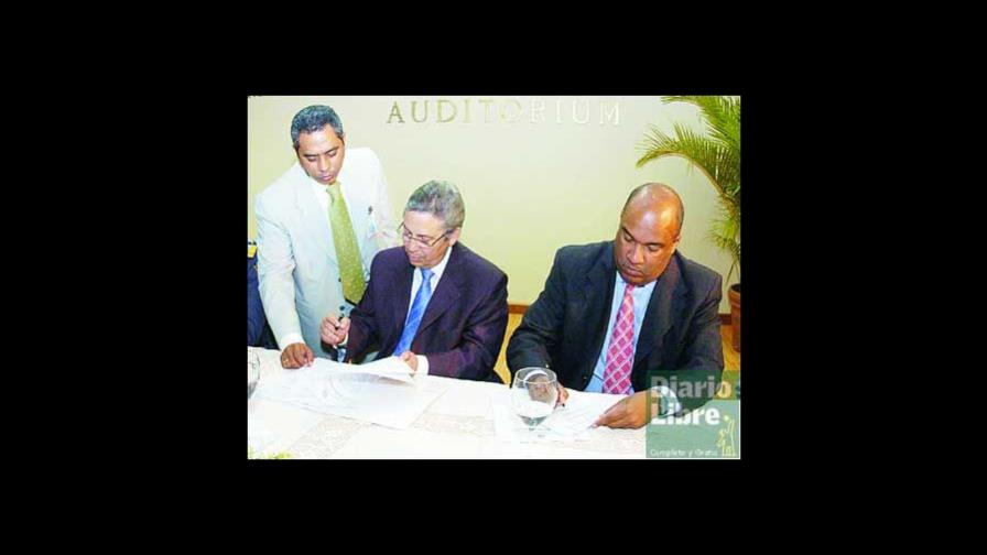 Obras Públicas firma un contrato con CardNet para automatizar pago peaje