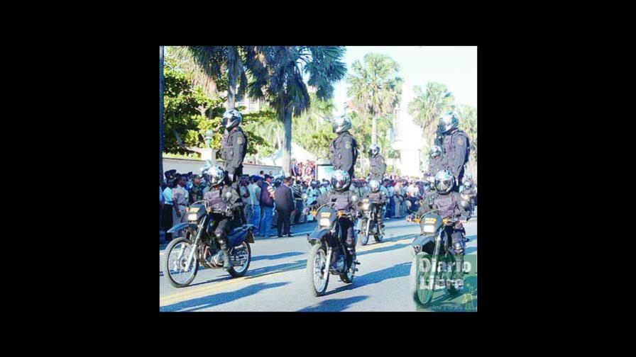 Desfile militar congrega a millares en el Malecón Desfile militar congrega a millares en el Malecón