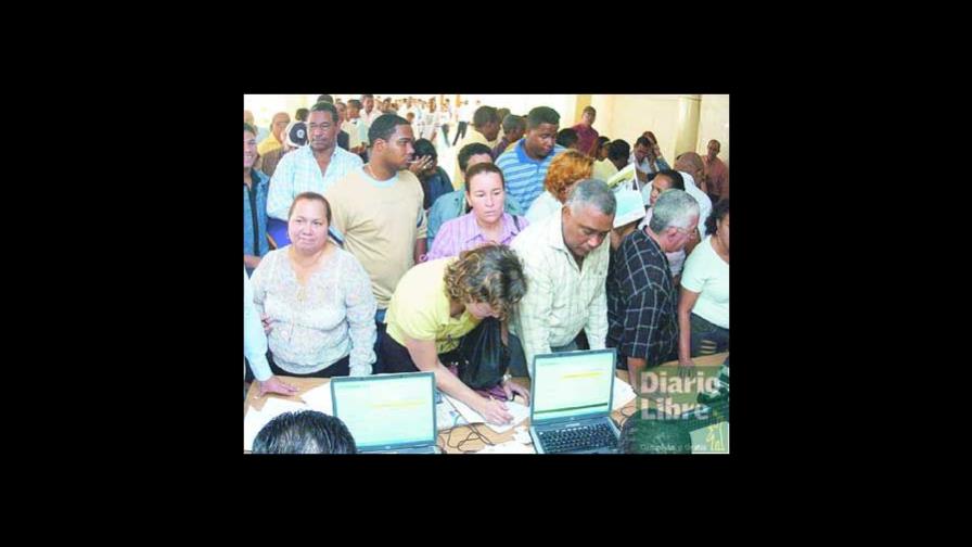 Personal de la UASD busca autos en feria