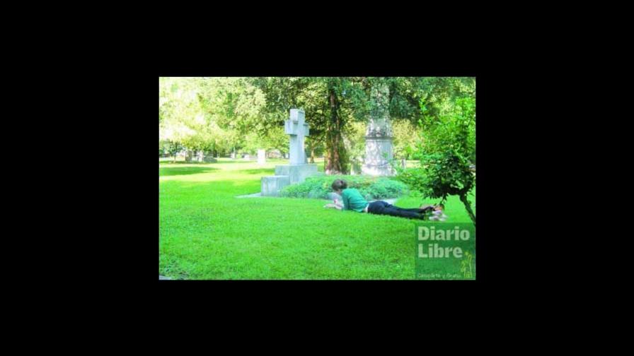 Leyendo versos de René Char en el Cementerio de los Reyes