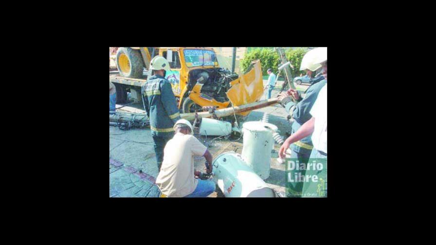Grúa tumba poste eléctrico en la avenida Tiradentes