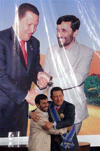 Chávez es condecorado en Irán