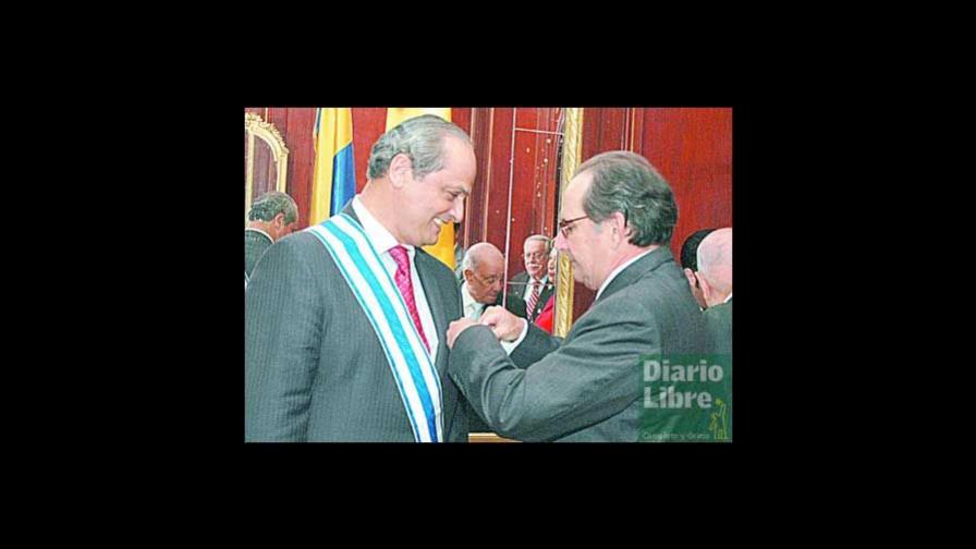 Gobierno condecora a embajador de Colombia