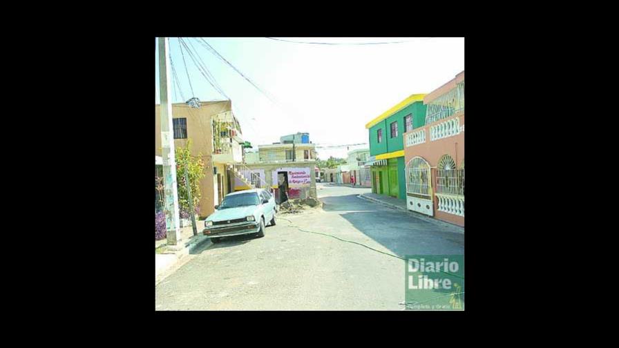 Construyen una casa que ocupa media calle