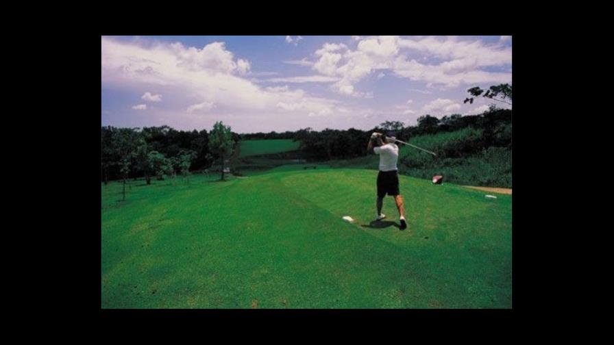 Irrumpen en campo de golf para trazar tramo de carretera
