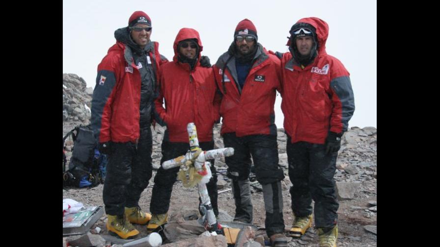 Alpinistas criollos conquistan cima mas alta de Europa