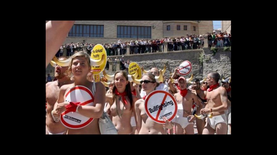 Cientos de personas protestan en ropa interior contra encierros y corridas