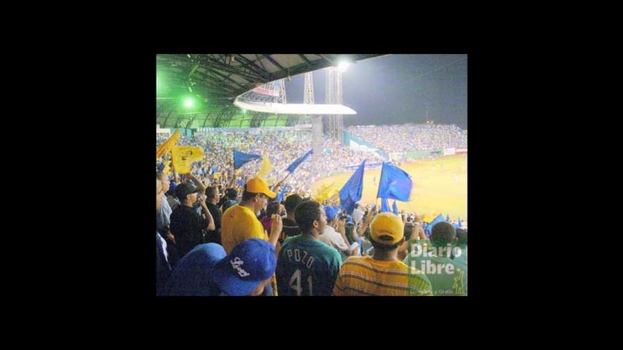 Política empuja precio publicidad en la pelota