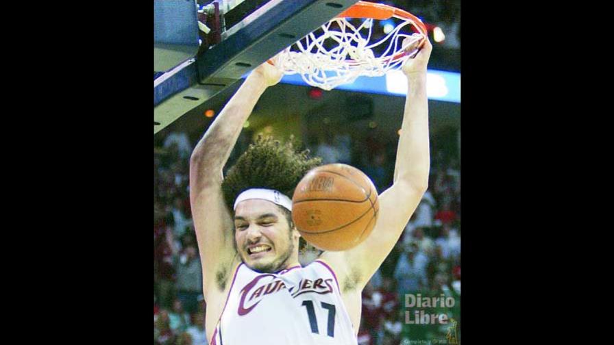 Anderson Varejao tiene un pie en el Charlotte Bobcats