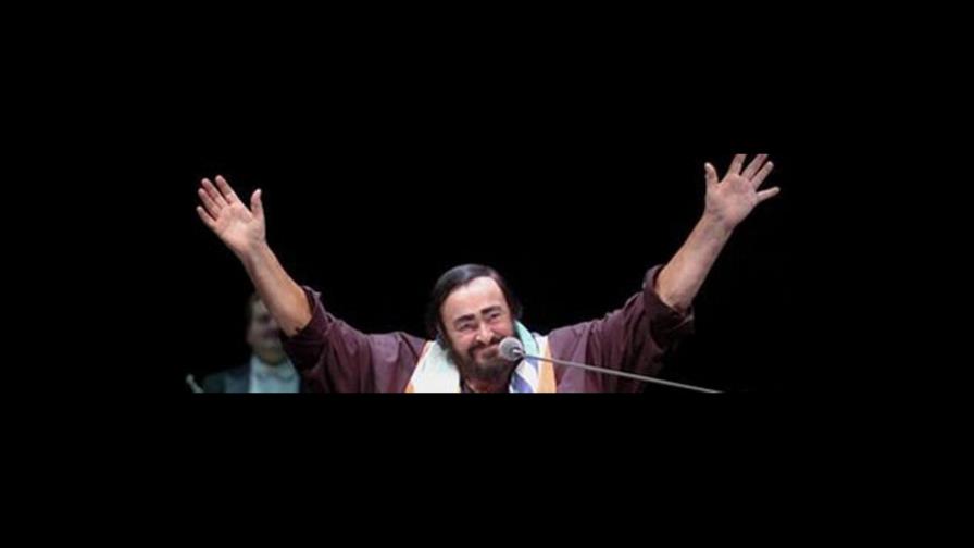 Tenor Luciano Pavarotti muere a los 71 años