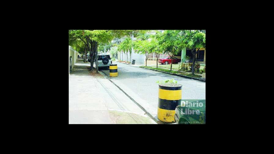 Tanques en la calle para evitar parqueos
