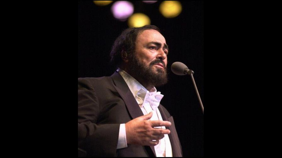 Esposa de Pavarotti visitó la capilla ardiente con su hija