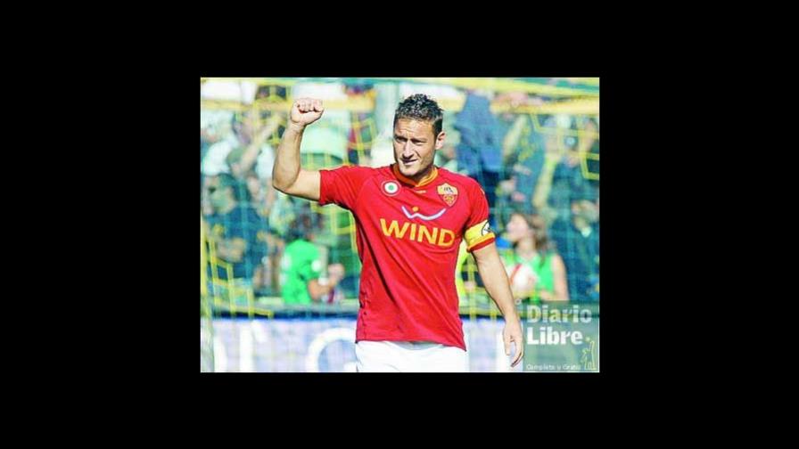 Roma vence al Parma y sigue al líder Inter Roma vence al Parma y sigue al líder Inter