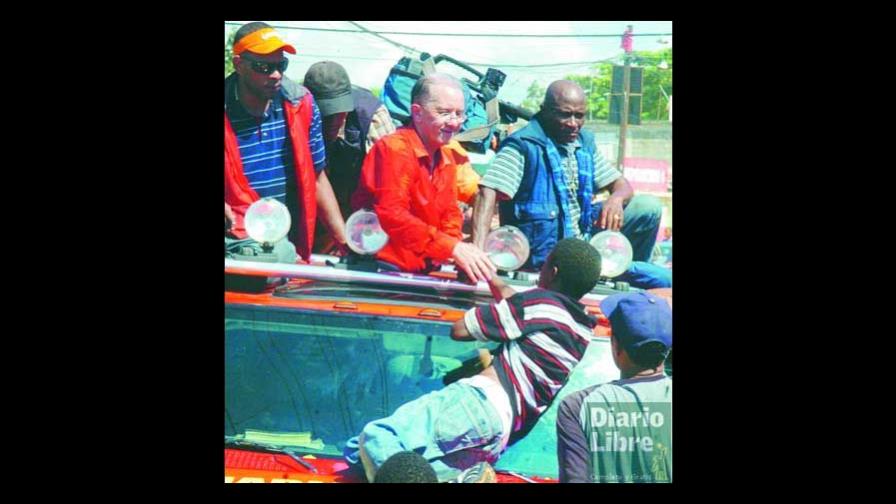 Amable reparte dinero y causa estragos en sector Maquiteria Amable reparte dinero y causa estragos en sector Maquiteria