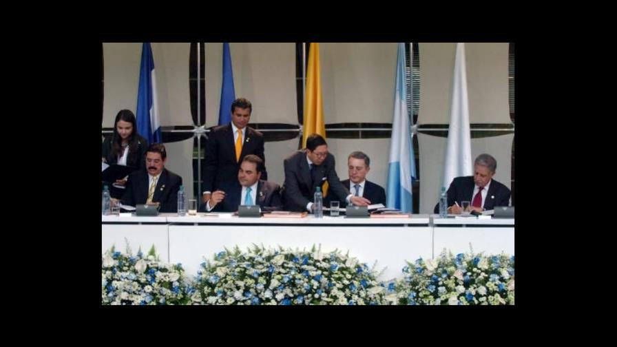 Guatemala, Honduras y El Salvador firman sendos TLC con Colombia