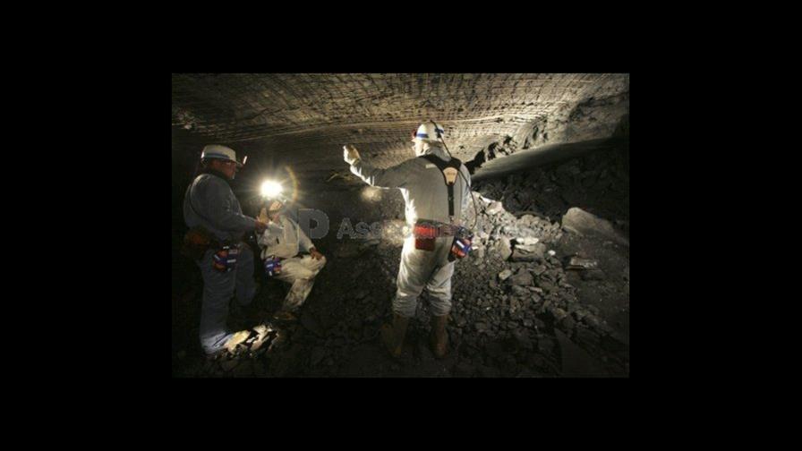 Micrófono llega a cámara donde se cree que están mineros, pero hay silencio Micrófono llega a cámara donde se cree que están mineros, pero hay silencio