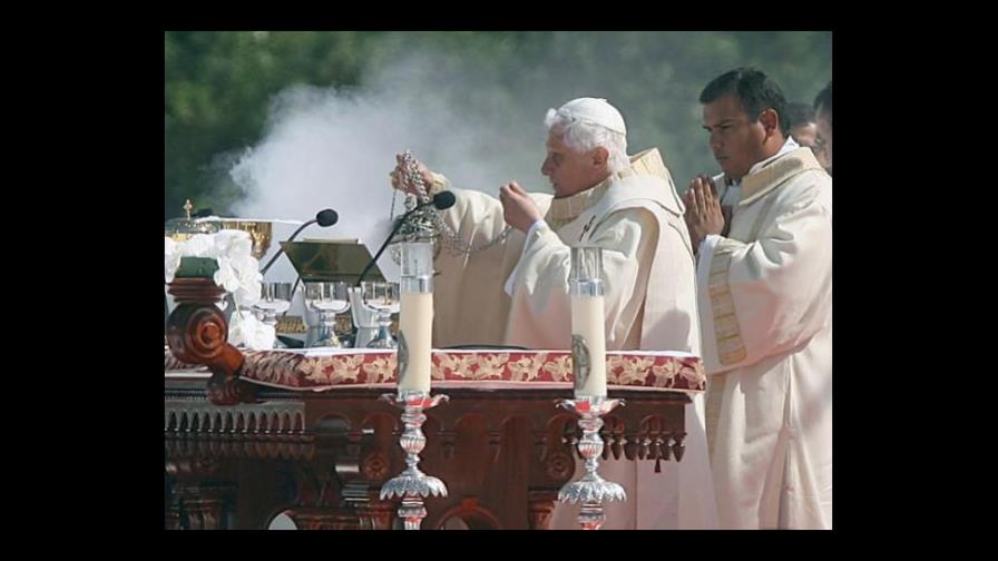 Papa pide rechazar a prensa que ridiculiza la virginidad antes del matrimonio