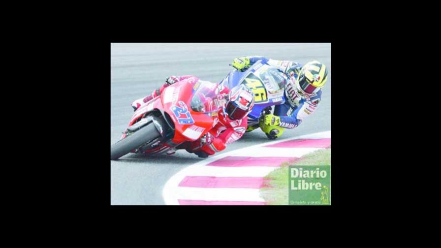 Casey Stoner venció a Rossi en vibrante duelo