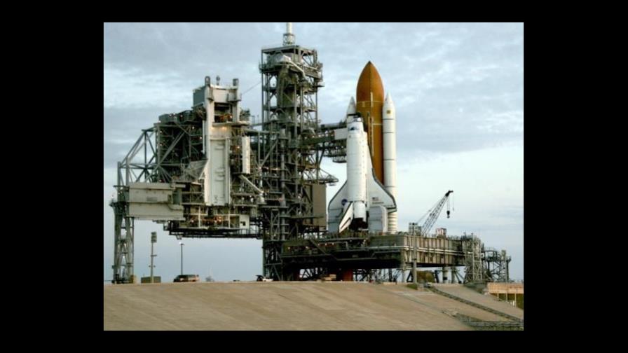 Transbordador Endeavour se encuentra preparado en plataforma de lanzamiento