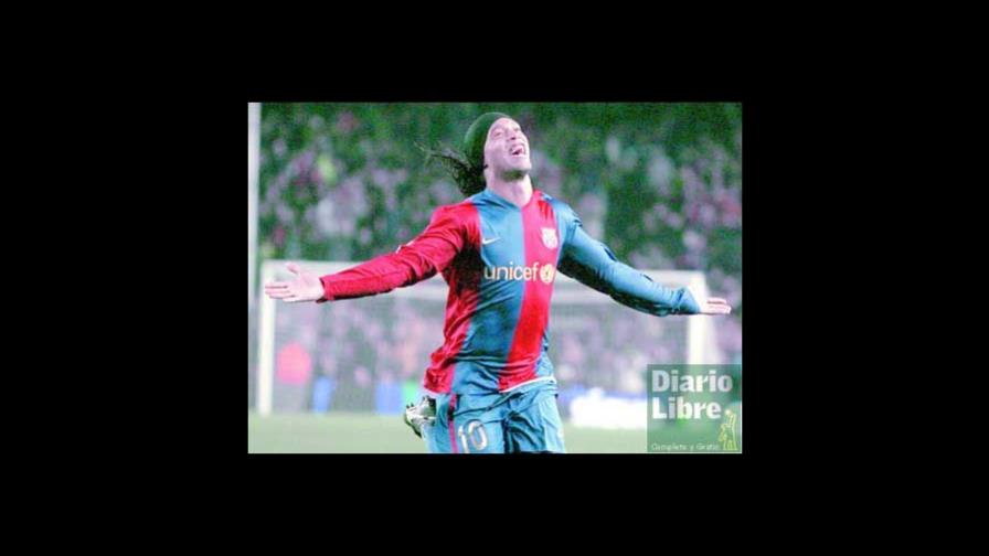 Dos goles de Ronaldinho dejan al Barcelona solo en la punta de la liga española de fútbol