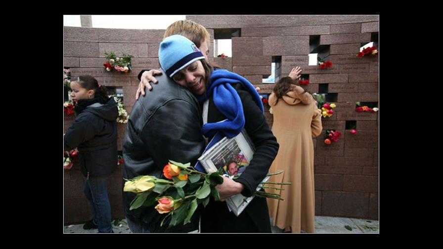 A seis años de la tragedia del vuelo 587, las lágrimas no cesan A seis años de la tragedia del vuelo 587, las lágrimas no cesan