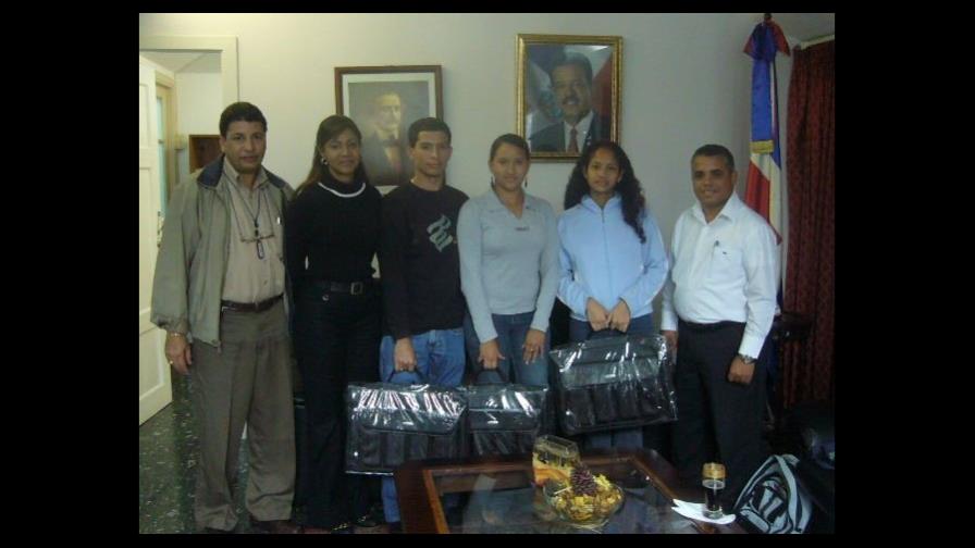 Estudiantes dominicanos en Cuba reciben donación de computadoras