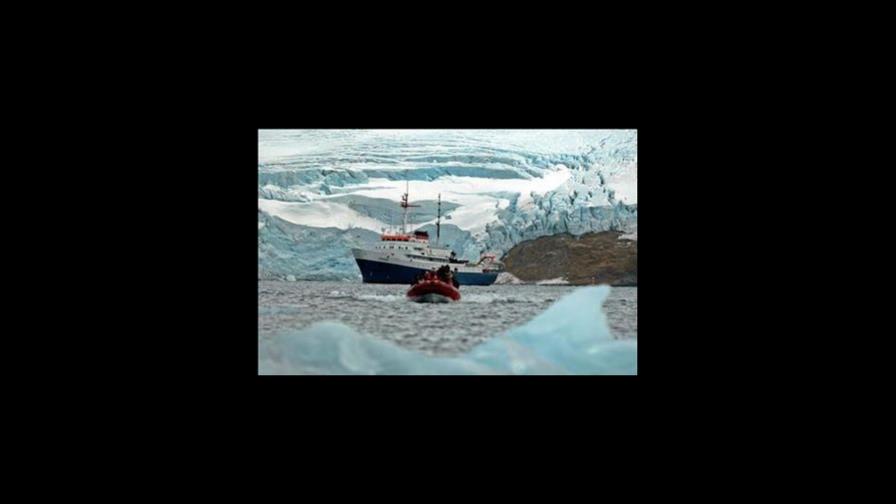 Desalojan en botes salvavidas a los pasajeros de un crucero encallado en Alaska