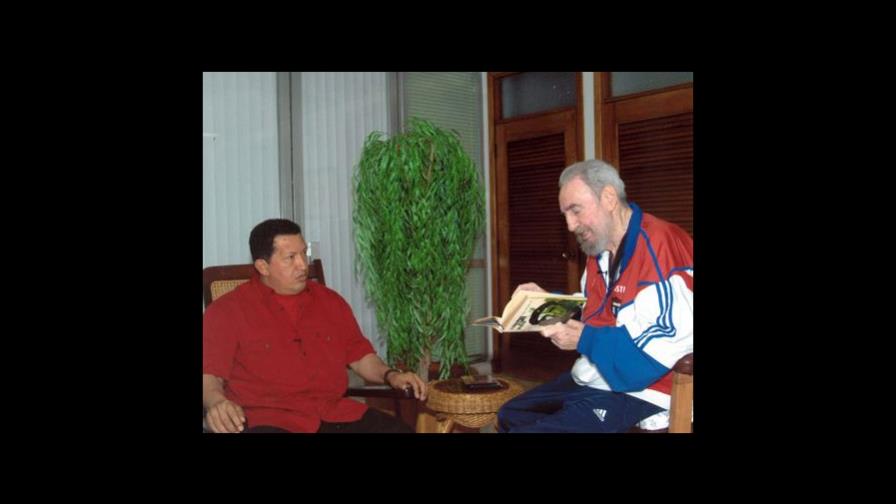 Publican foto de Fidel Castro reunido con Hugo Chávez