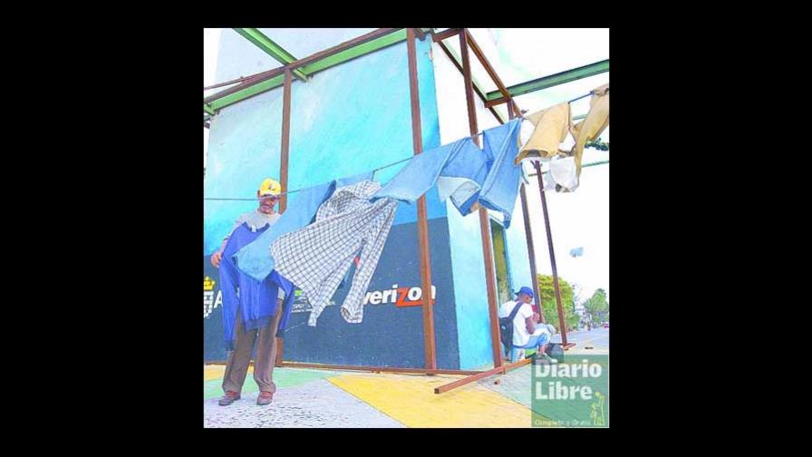 Hombre reside en el obelisco macho desde hace más de un año