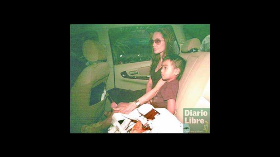 Aumenta la familia Jolie-Pit; adoptan a un niño vietnamita