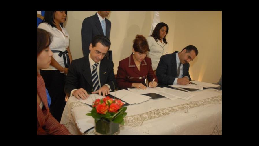 Primera Dama, Microsoft y Asociación Esperanza firman acuerdo